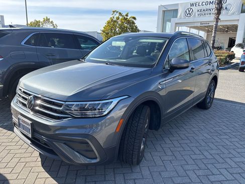 Used 2023 Volkswagen Tiguan SE w/ Panoramic Sunroof Package image 1