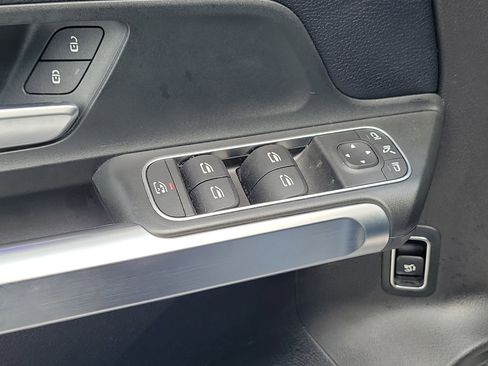 Used 2020 Mercedes-Benz GLB 250 w/ Premium Package image 19