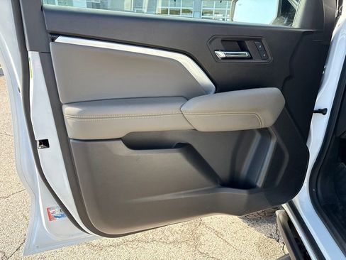 Used 2024 Chevrolet Colorado ZR2 w/ Technology Package AWD/4WD image 8