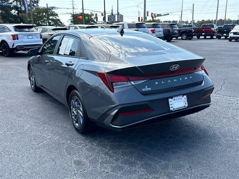 Used 2024 Hyundai Elantra SEL image 5