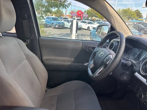 Used 2022 Toyota Tacoma SR5 AWD/4WD image 10