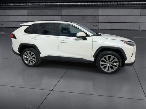 Used 2022 Toyota RAV4 XLE Premium image 9
