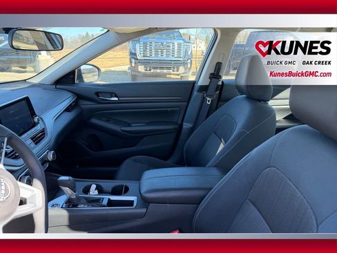 Used 2025 Nissan Altima 2.5 SV FWD image 11