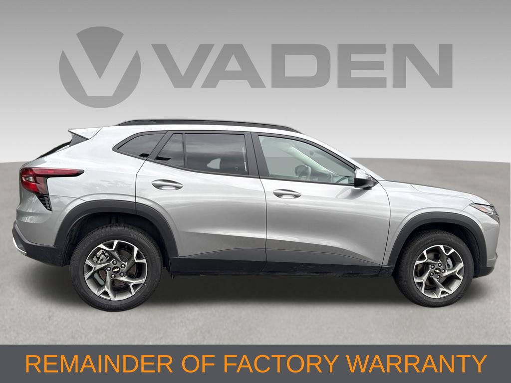 Used 2025 Chevrolet Trax LT FWD image 4