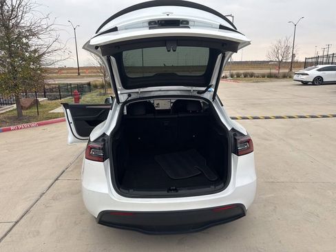 Used 2023 Tesla Model Y Performance image 12