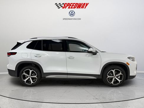 New 2025 Volkswagen Tiguan SE image 8