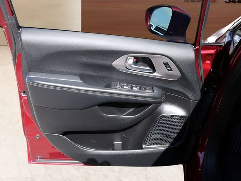 Used 2021 Chrysler Pacifica Limited w/ Uconnect Theater Family Group AWD/4WD image 10
