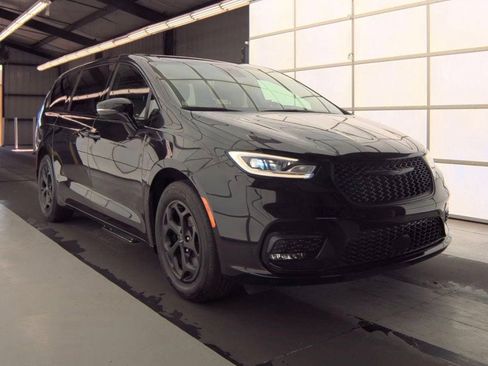 Used 2022 Chrysler Pacifica Touring-L w/ S Appearance Package FWD image 3