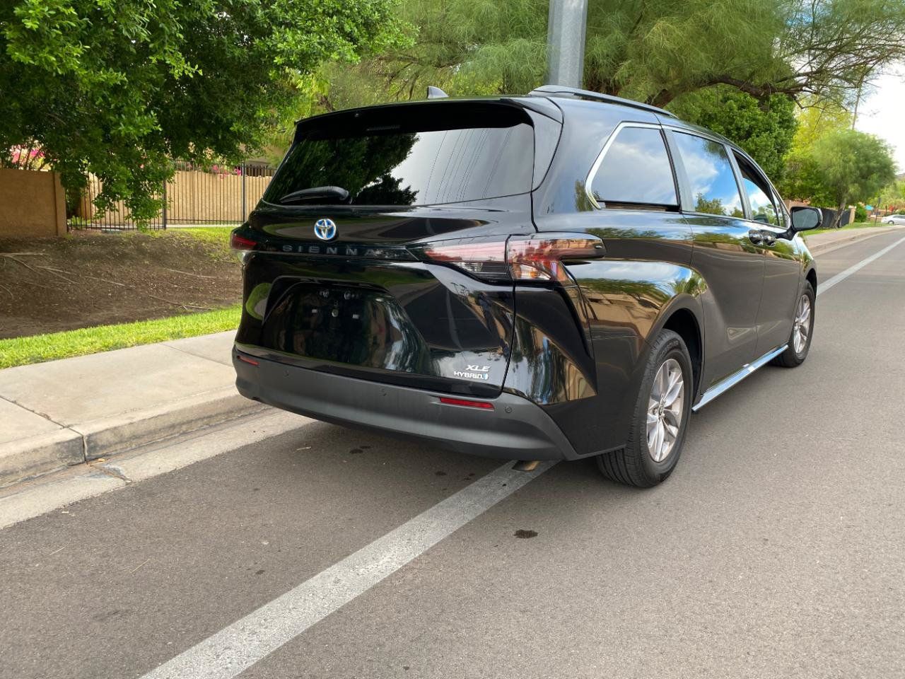 Used 2024 Toyota Sienna XLE FWD image 6