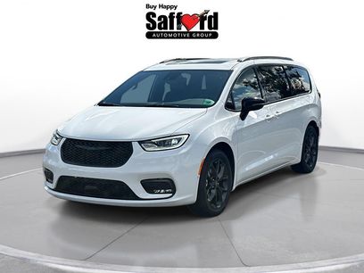New 2026 Chrysler Pacifica Limited w/ Uconnect Theater Family Group