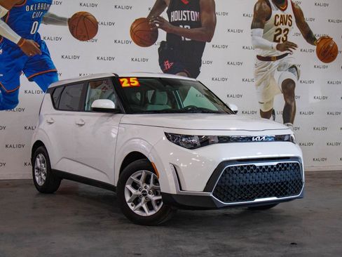 Used 2025 Kia Soul LX w/ LX Technology Package FWD image 2