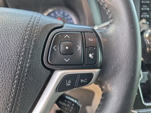 Used 2019 Toyota Sienna XLE w/ XLE Navigation Package FWD image 8