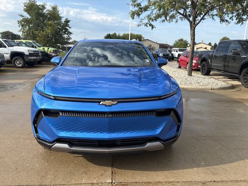 Used 2025 Chevrolet Equinox EV LT w/ Convenience Package FWD image 9