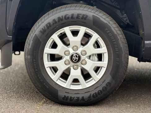 Used 2025 Toyota Tacoma SR5 AWD/4WD image 9