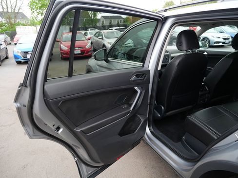 Used 2021 Volkswagen Tiguan SE w/ Panoramic Sunroof Package AWD/4WD image 27