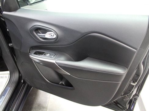 Used 2019 Jeep Cherokee Limited AWD/4WD image 27