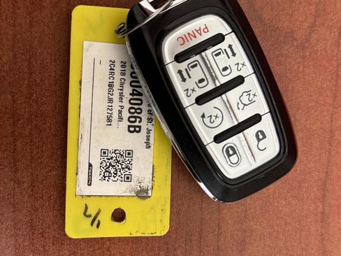 Used 2018 Chrysler Pacifica Touring-L w/ Tire & Wheel Group image 44