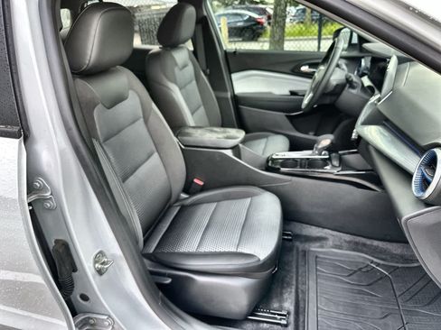 Used 2025 Chevrolet Trax LT w/ Driver Confidence Package FWD image 9