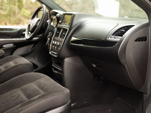 Used 2018 Dodge Grand Caravan SE image 27