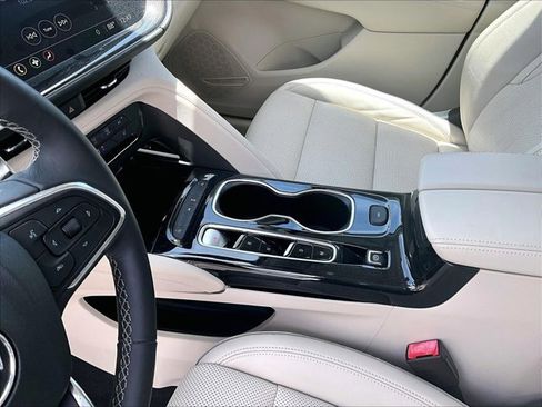 Used 2021 Buick Envision Essence FWD image 15