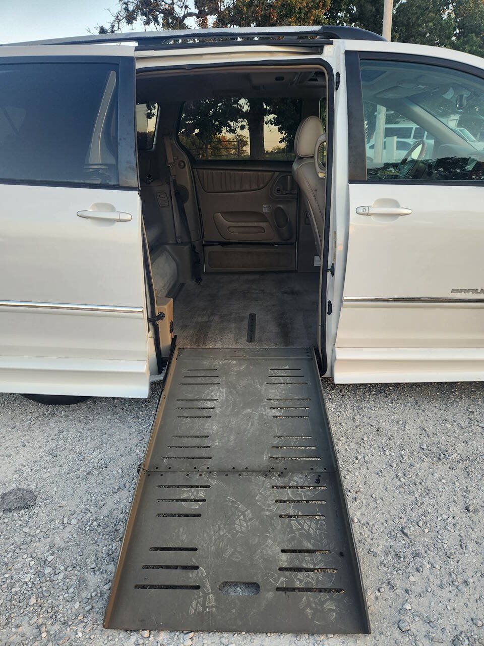 Used 2008 Toyota Sienna XLE Limited w/ XLE Limited Pkg 2 FWD image 2