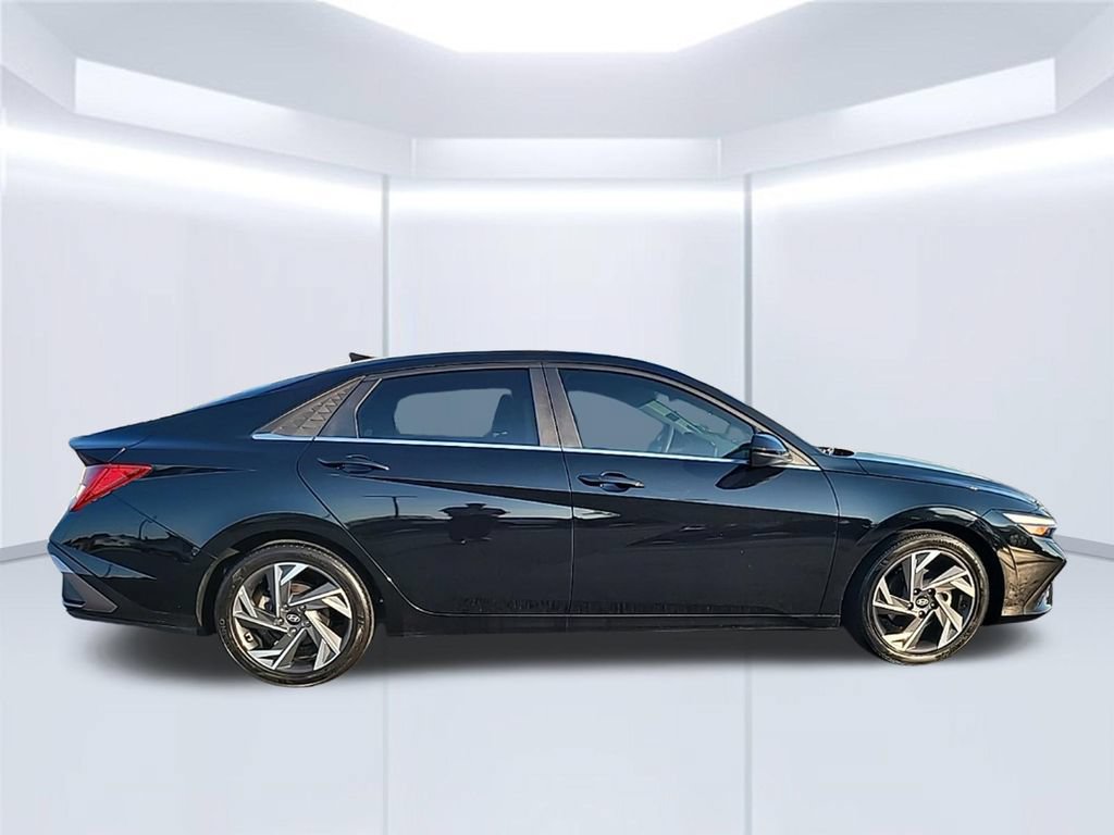 Used 2024 Hyundai Elantra SEL w/ Convenience Package FWD image 4