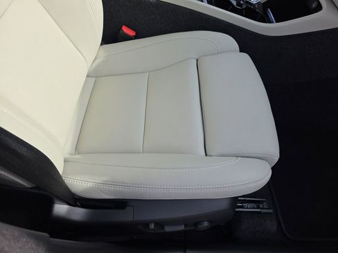 Used 2025 Volvo XC40 B5 Plus w/ Protection Package Premier image 12