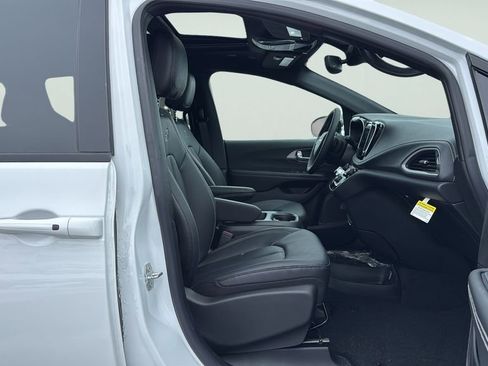 New 2026 Chrysler Pacifica Select image 24