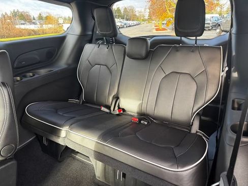 New 2026 Chrysler Pacifica Limited FWD image 21