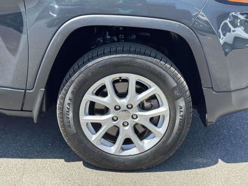 Used 2018 Jeep Cherokee Latitude Plus w/ Cold Weather Group AWD/4WD image 8