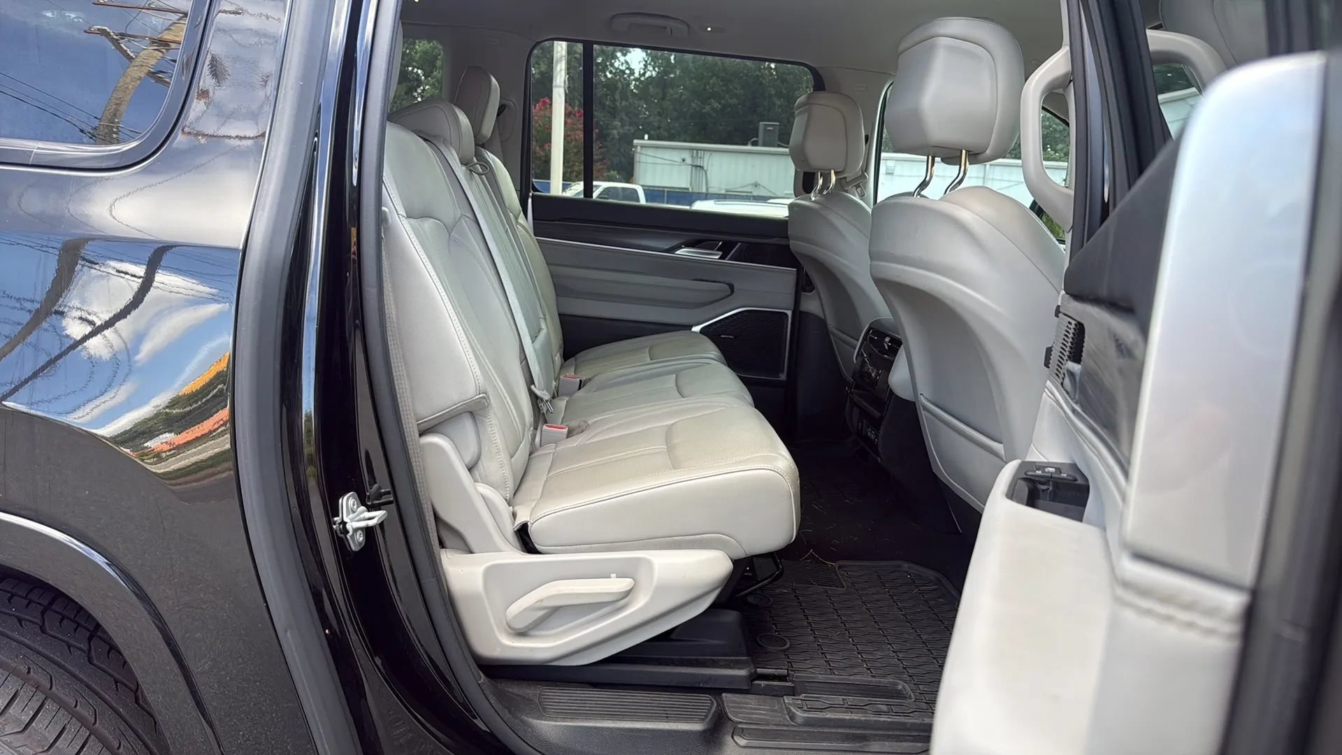 Used 2024 Jeep Wagoneer L Series II w/ Flexible Seating Group RWD image 11