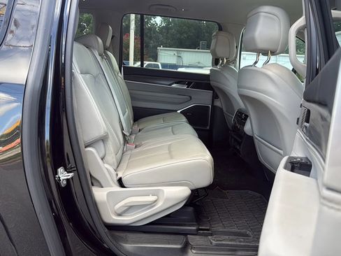 Used 2024 Jeep Wagoneer L Series II w/ Flexible Seating Group RWD image 11