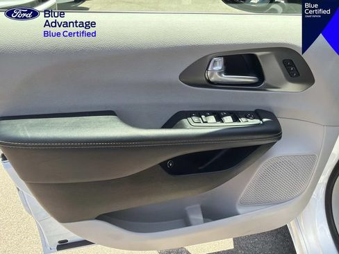 Used 2024 Chrysler Pacifica Limited FWD image 17