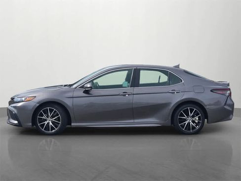 Used 2023 Toyota Camry SE image 3