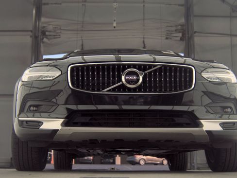 Used 2025 Volvo V90 B6 Cross Country Plus AWD/4WD image 11