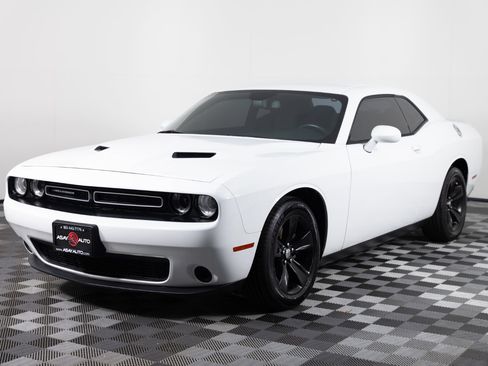 Used 2018 Dodge Challenger SXT RWD image 2