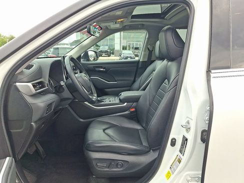Used 2022 Toyota Highlander XLE AWD/4WD image 14