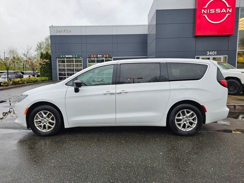 Used 2024 Chrysler Voyager LX FWD image 8
