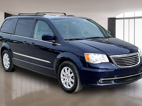 Used 2014 Chrysler Town & Country Touring FWD image 11