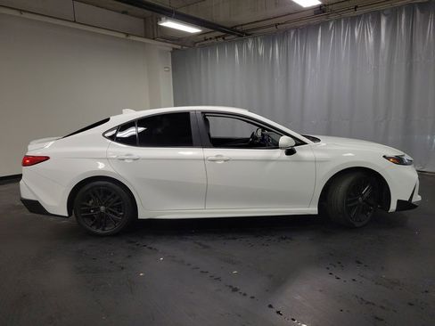 Used 2025 Toyota Camry SE AWD/4WD image 9