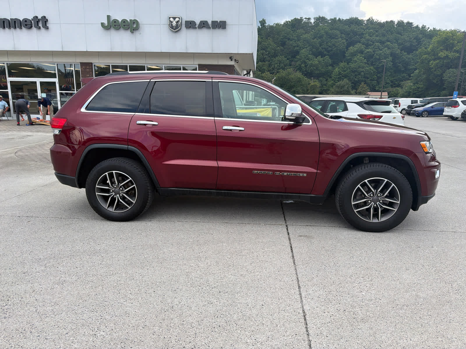 Used 2019 Jeep Grand Cherokee Limited AWD/4WD image 2