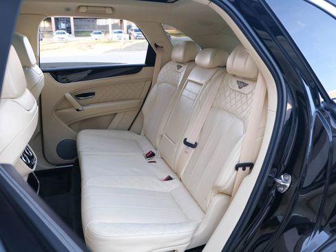 Used 2018 Bentley Bentayga image 25