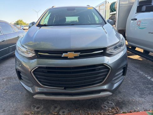 Used 2019 Chevrolet Trax LT w/ LT Convenience Package FWD image 2
