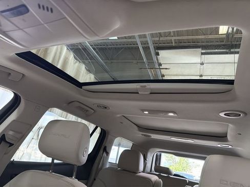 Used 2023 GMC Acadia Denali w/ Denali Ultimate Package AWD/4WD image 23