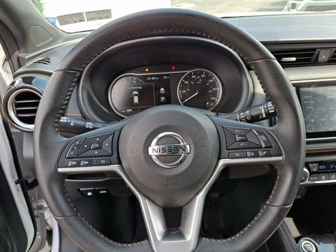 Used 2018 Nissan Kicks SR w/ Premium Package FWD image 19