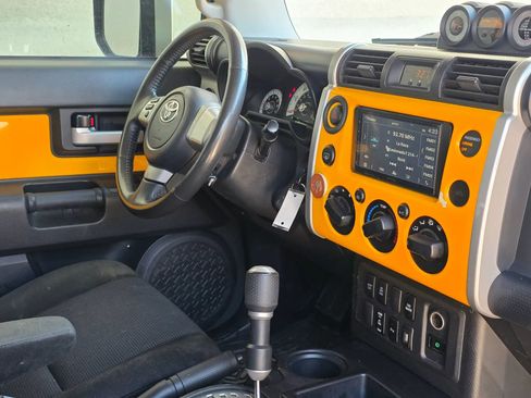 Used 2007 Toyota FJ Cruiser Sport Utility 2D image 18