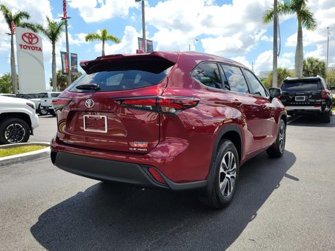 Used 2026 Toyota Highlander XLE image 11