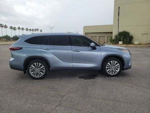 Used 2024 Toyota Highlander Platinum FWD image 5