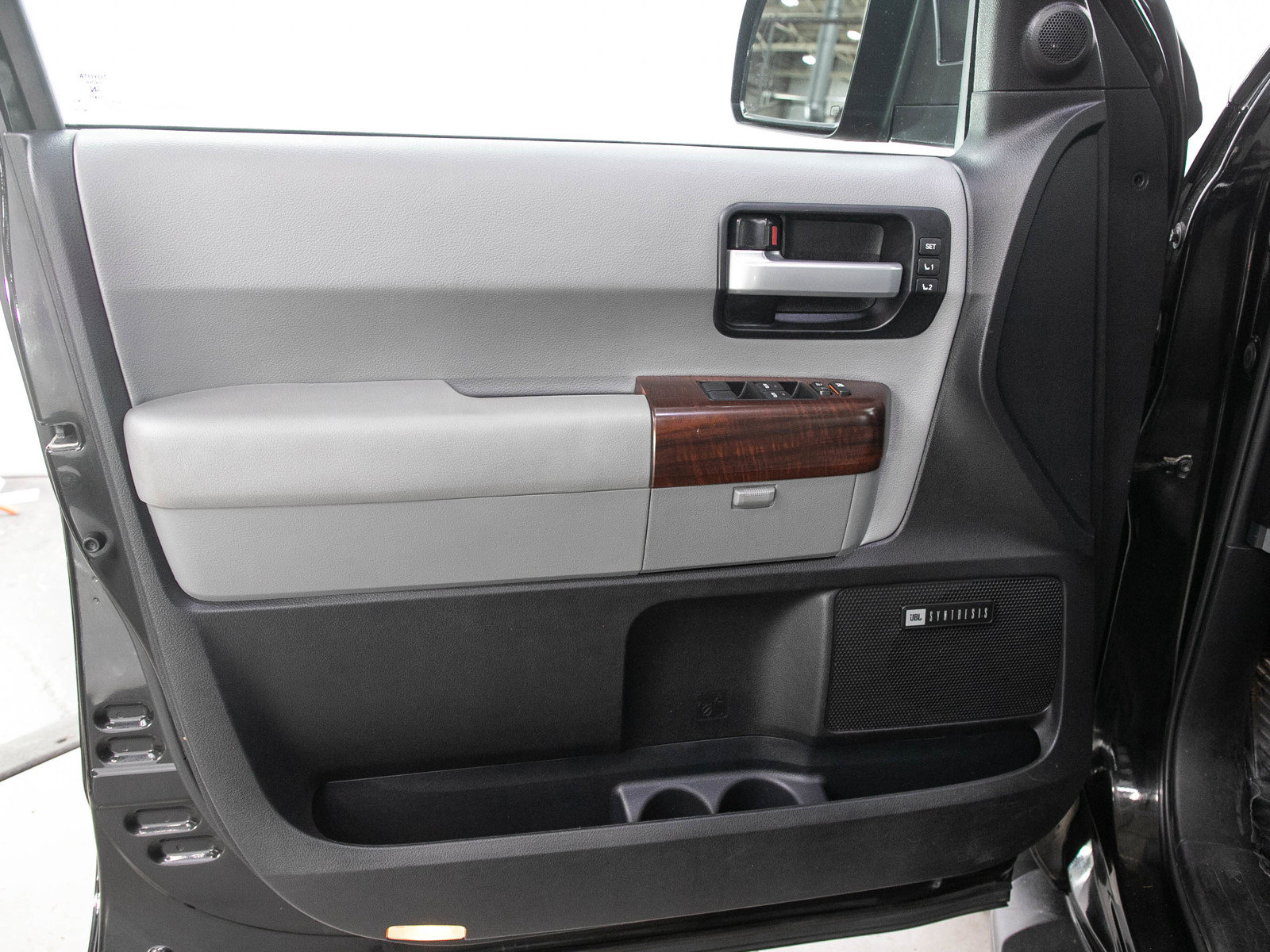 Used 2016 Toyota Sequoia Platinum AWD/4WD image 26