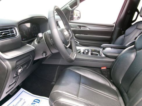 Used 2025 Jeep Wagoneer 4WD image 14